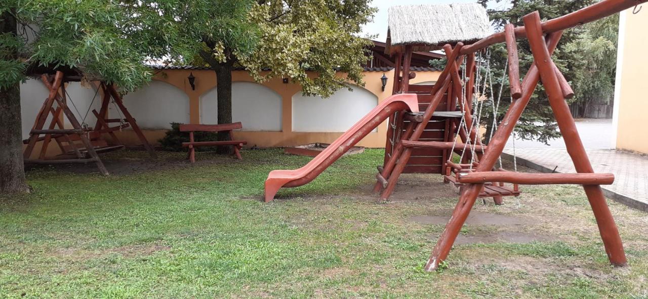 מלון Hódmezővásárhely Kenguru Panzio מראה חיצוני תמונה